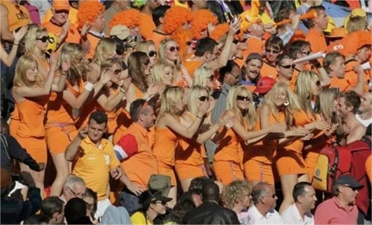 Hollandalı kızlar stattan atıldı...