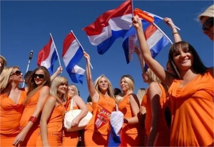 Hollandalı kızlar stattan atıldı...