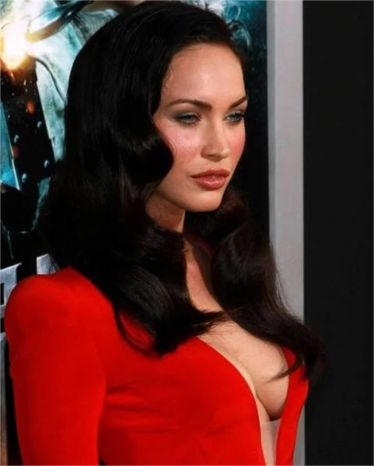 Megan Fox dekolteyi abarttı