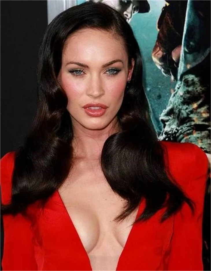 Megan Fox dekolteyi abarttı