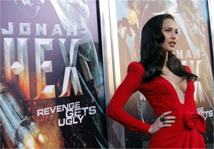 Megan Fox dekolteyi abarttı