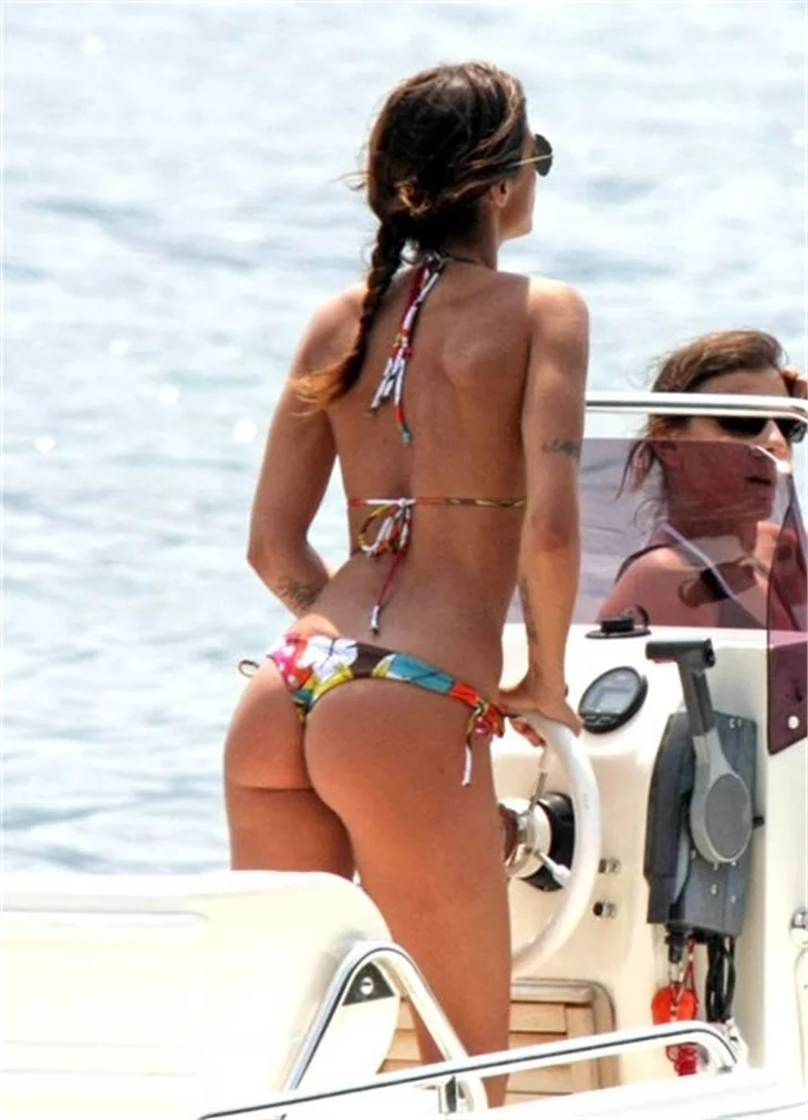 Elisabetta Canalis bikinisi ile kaptanlık yapıyor!