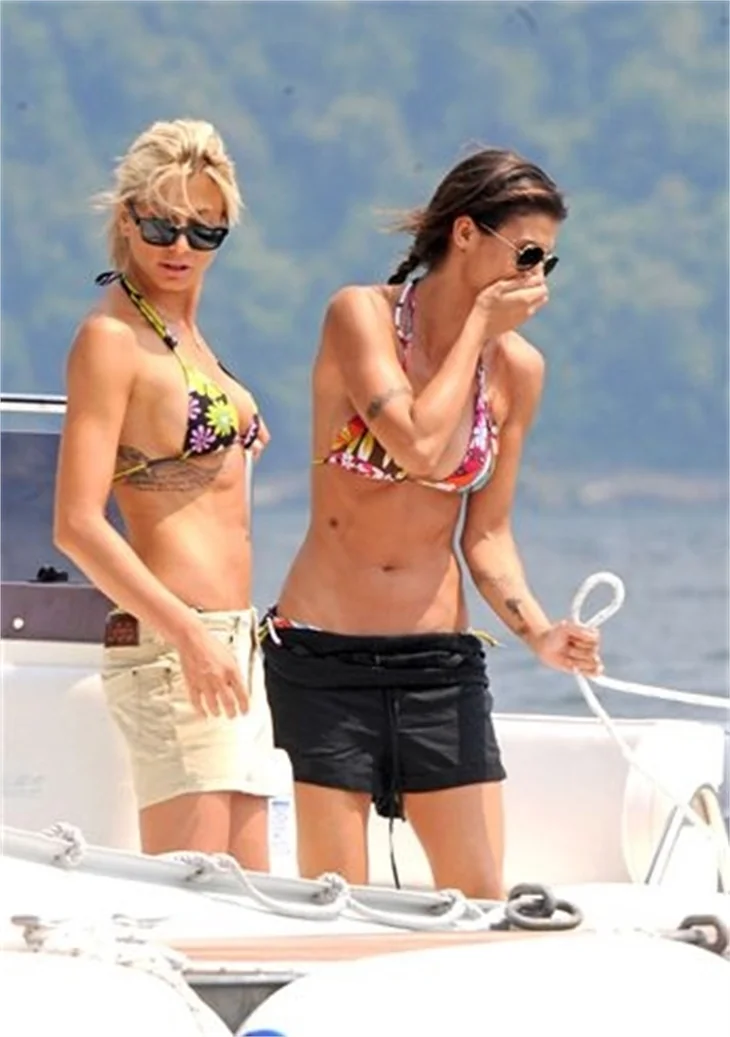 Elisabetta Canalis bikinisi ile kaptanlık yapıyor!