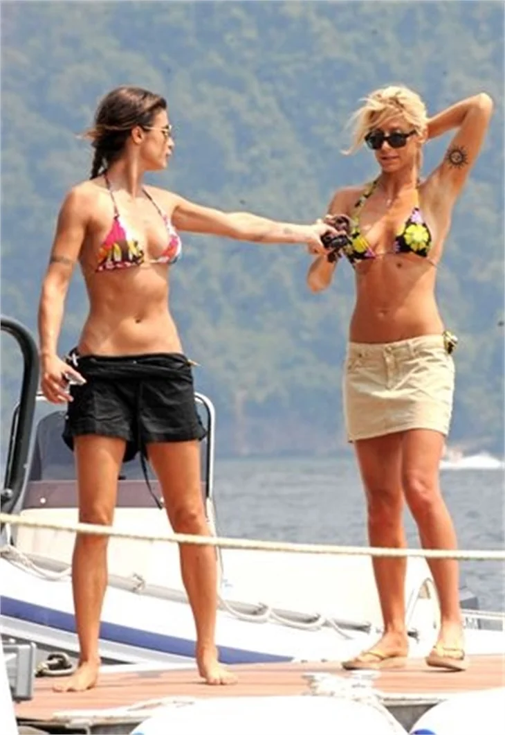 Elisabetta Canalis bikinisi ile kaptanlık yapıyor!