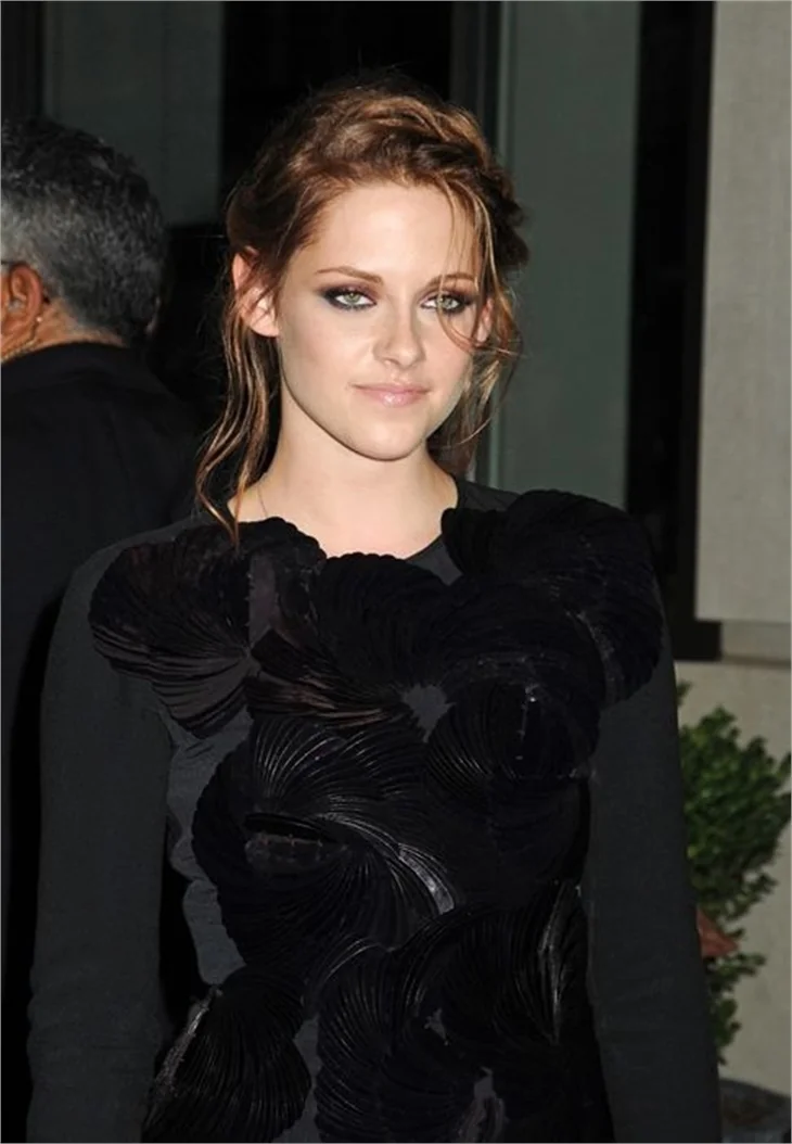 Kristen Stewart yeni filminin galasında büyüledi