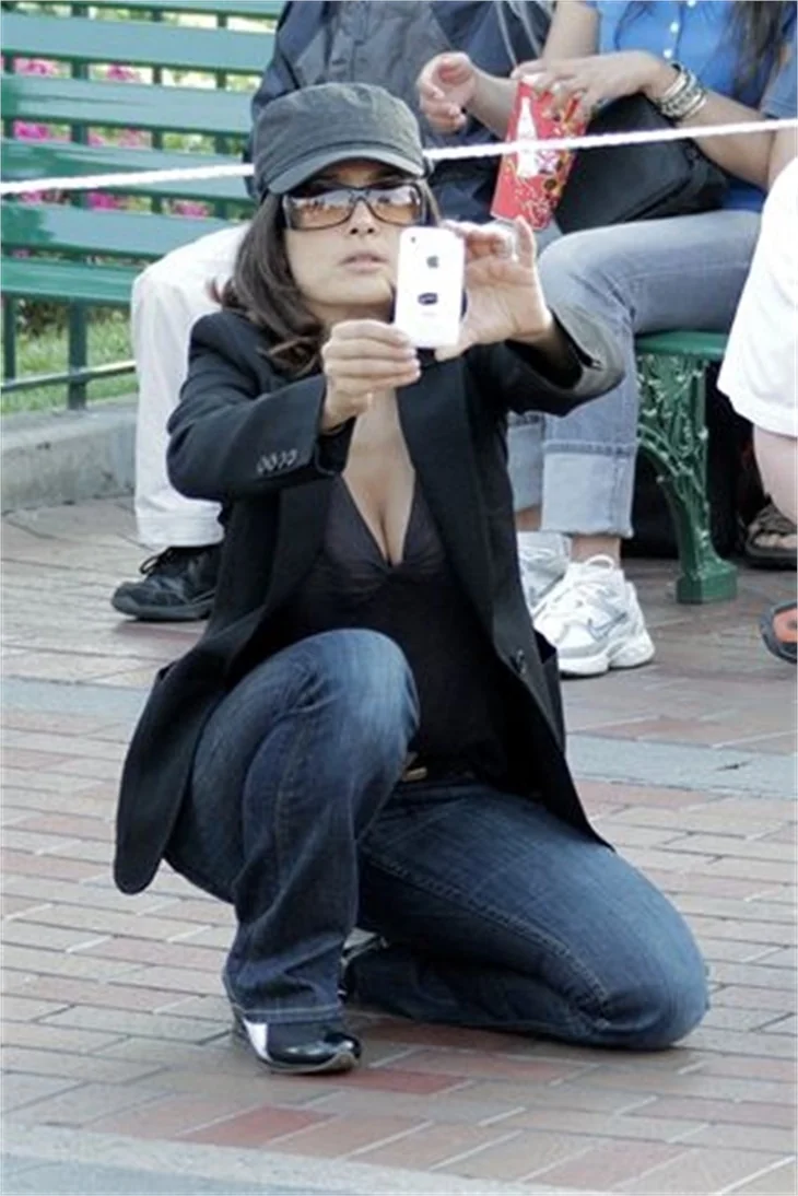 Salma Hayek göğüs dekoltesinden vazgeçmiyor!