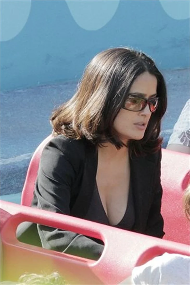 Salma Hayek göğüs dekoltesinden vazgeçmiyor!