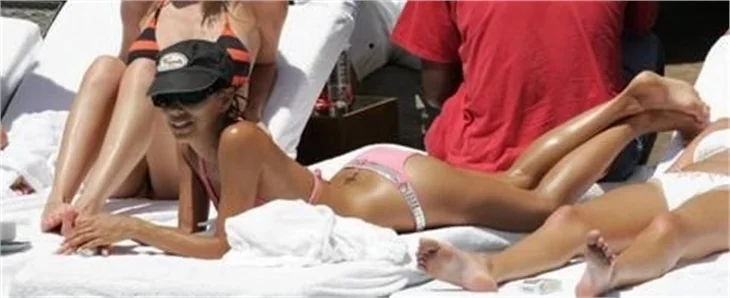 Eva Longoria öyle pozlar verdi ki soyunsa daha iyiydi!