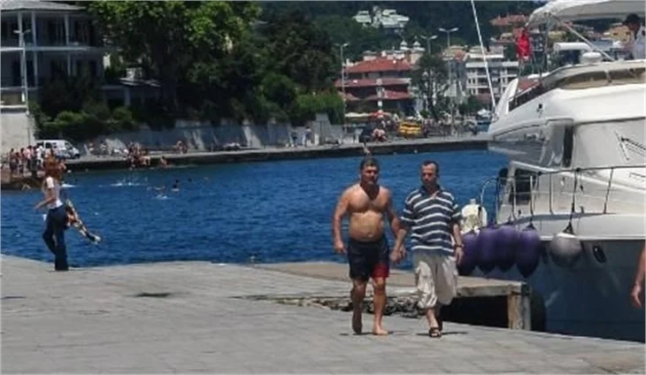 Aysun Kayacı teknede biriyle görüntülendi..