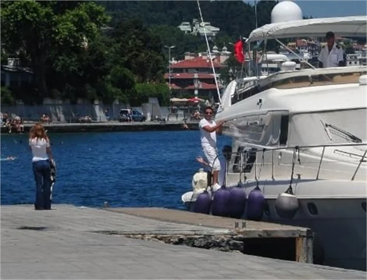 Aysun Kayacı teknede biriyle görüntülendi..