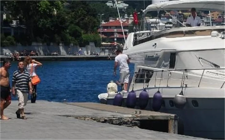 Aysun Kayacı teknede biriyle görüntülendi..