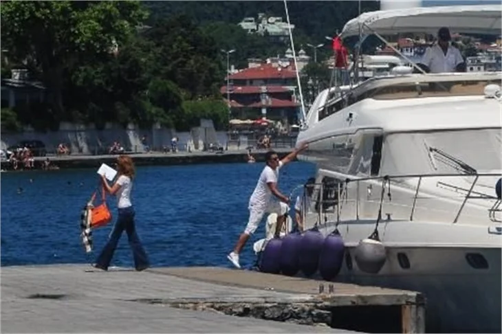 Aysun Kayacı teknede biriyle görüntülendi..