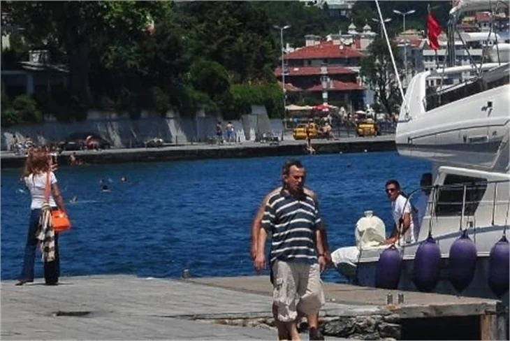 Aysun Kayacı teknede biriyle görüntülendi..