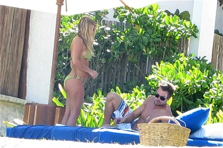 Fergie'nin Havuzbaşında bikinili pozları!