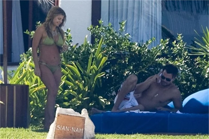 Fergie'nin Havuzbaşında bikinili pozları!