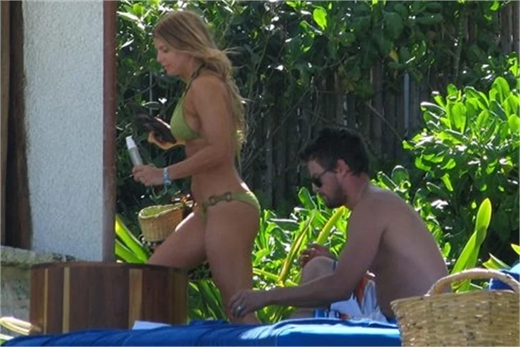 Fergie'nin Havuzbaşında bikinili pozları!