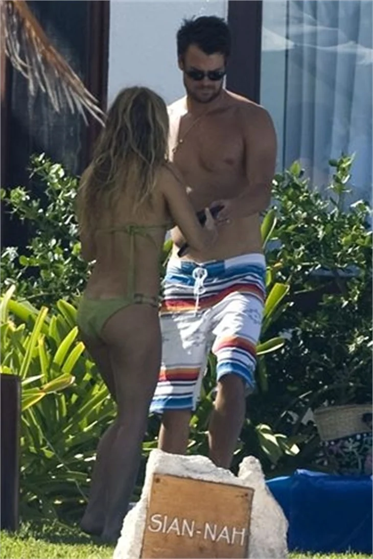 Fergie'nin Havuzbaşında bikinili pozları!