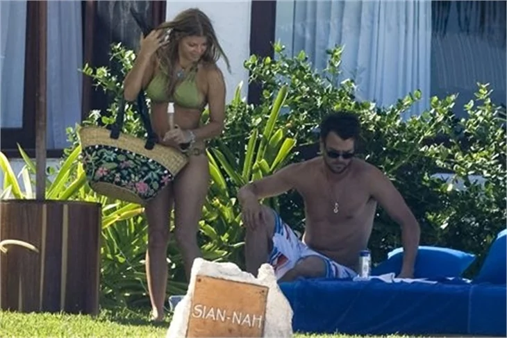 Fergie'nin Havuzbaşında bikinili pozları!