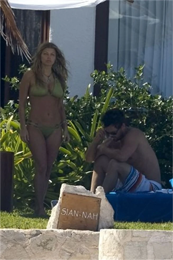 Fergie'nin Havuzbaşında bikinili pozları!