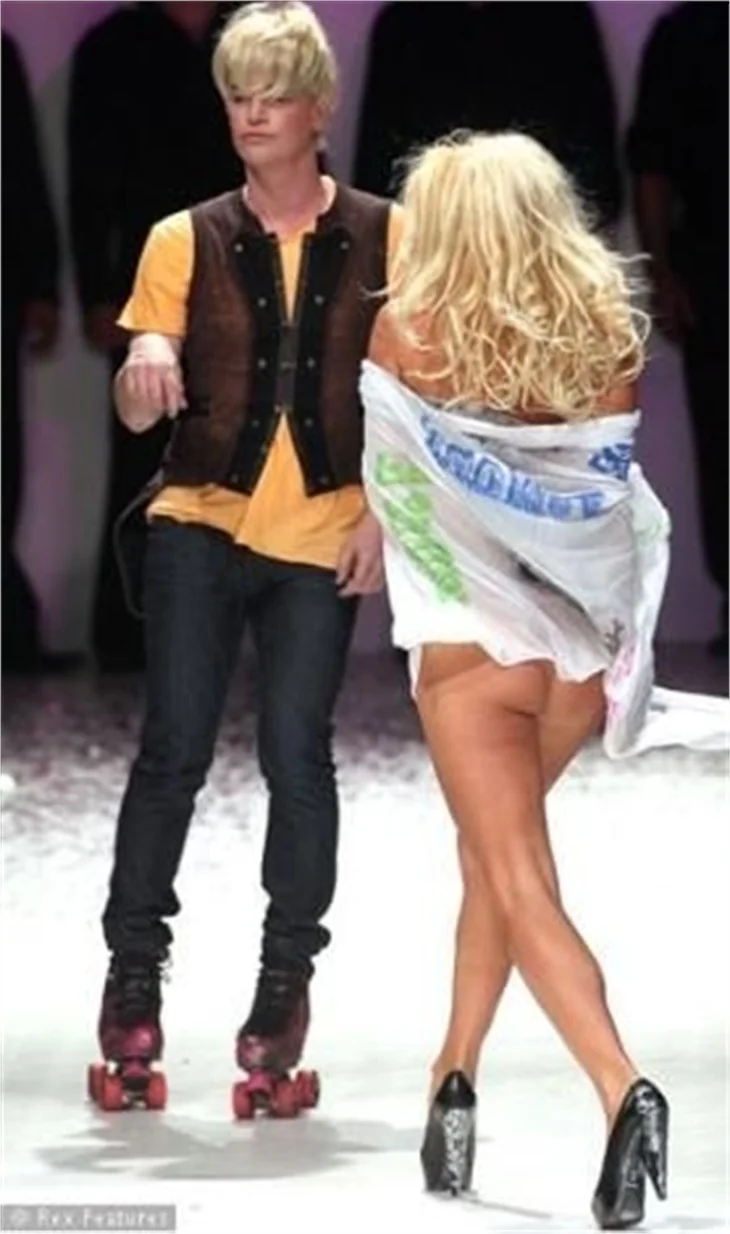 Pamela Anderson hayvanlar için soyundu...