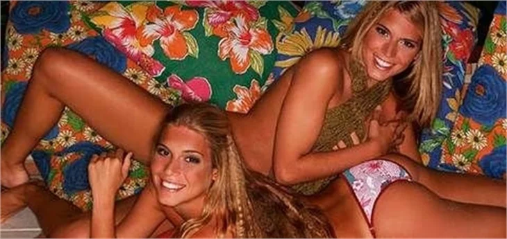 Seksi ikizler objektiflere cesur pozlar verdi!