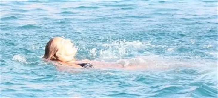 Asena yıllar sonra ilk kez bikiniyle!