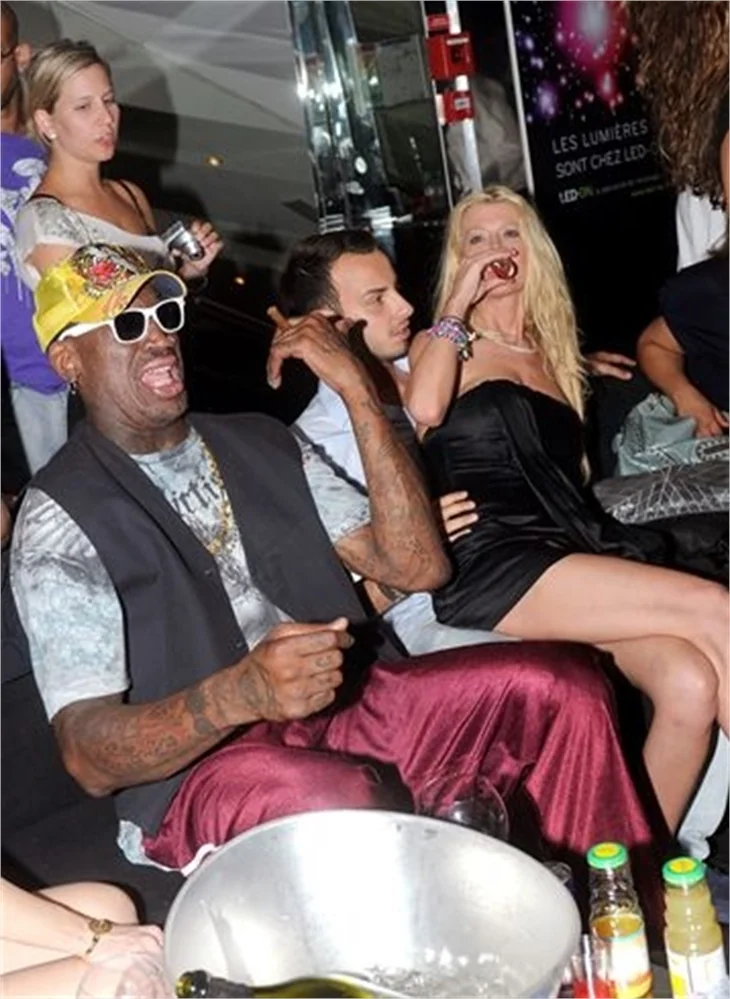 Tara Reid içkiyi kaçırınca fena dağıttı!
