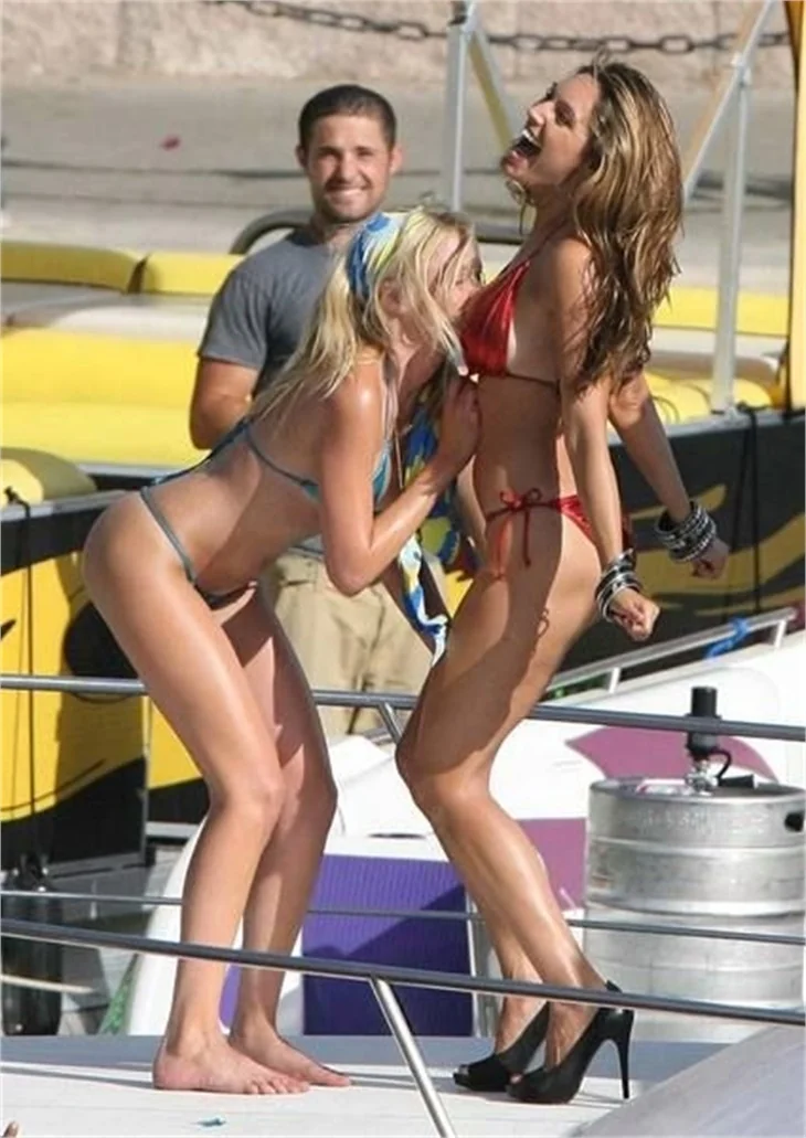 Kelly Brook ve arkadaşından bikinili şov...