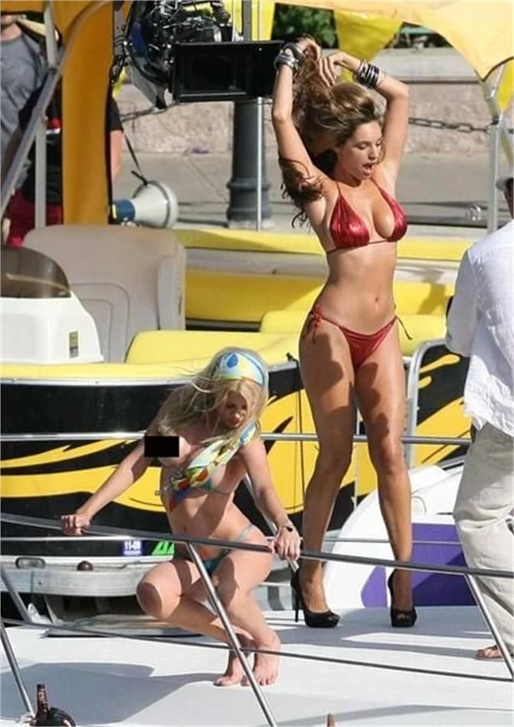 Kelly Brook ve arkadaşından bikinili şov...
