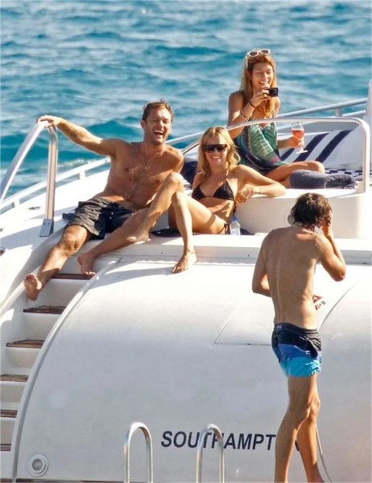 Aşk gemisinde Jude Lav ve Sienna Miller...