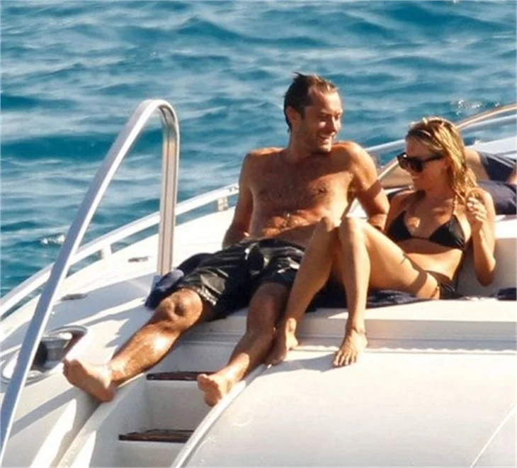 Aşk gemisinde Jude Lav ve Sienna Miller...
