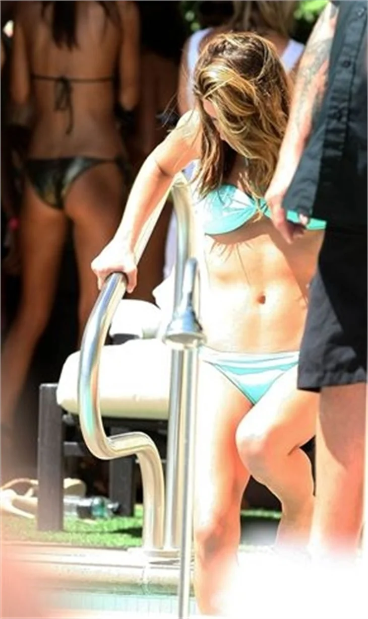 Ashley Greene bikini ile görüntülendi..