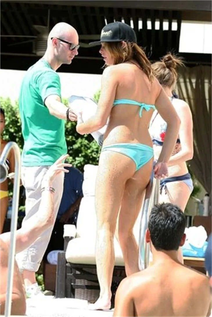 Ashley Greene bikini ile görüntülendi..