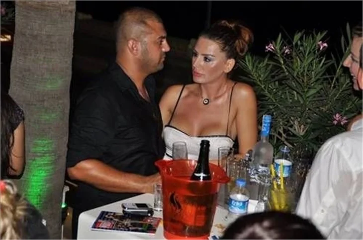 Aysu Baceoğlu sevgilisiyle el ele göz göze