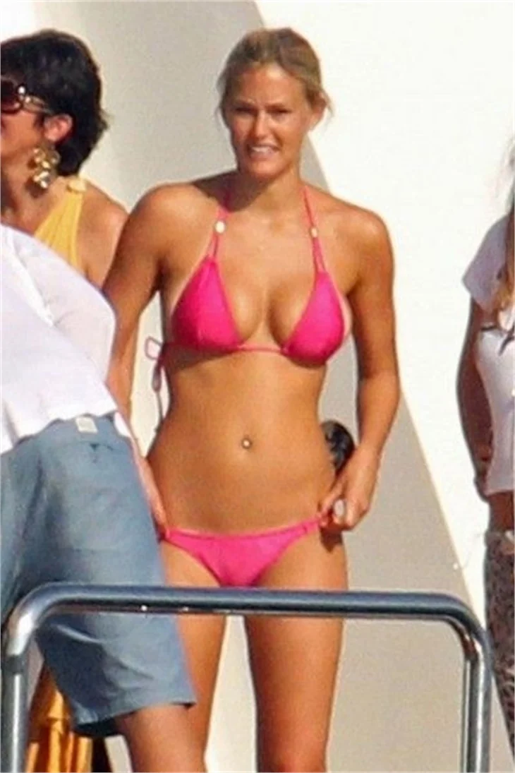 Naomi Campbell ve Bar Refaeli lüks yatta keyif çattı