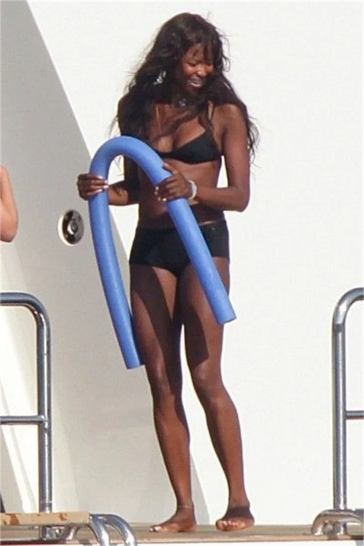 Naomi Campbell ve Bar Refaeli lüks yatta keyif çattı