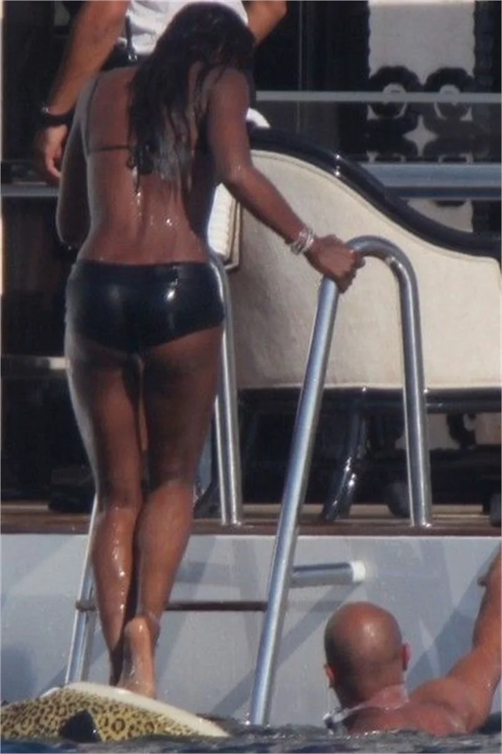 Naomi Campbell ve Bar Refaeli lüks yatta keyif çattı