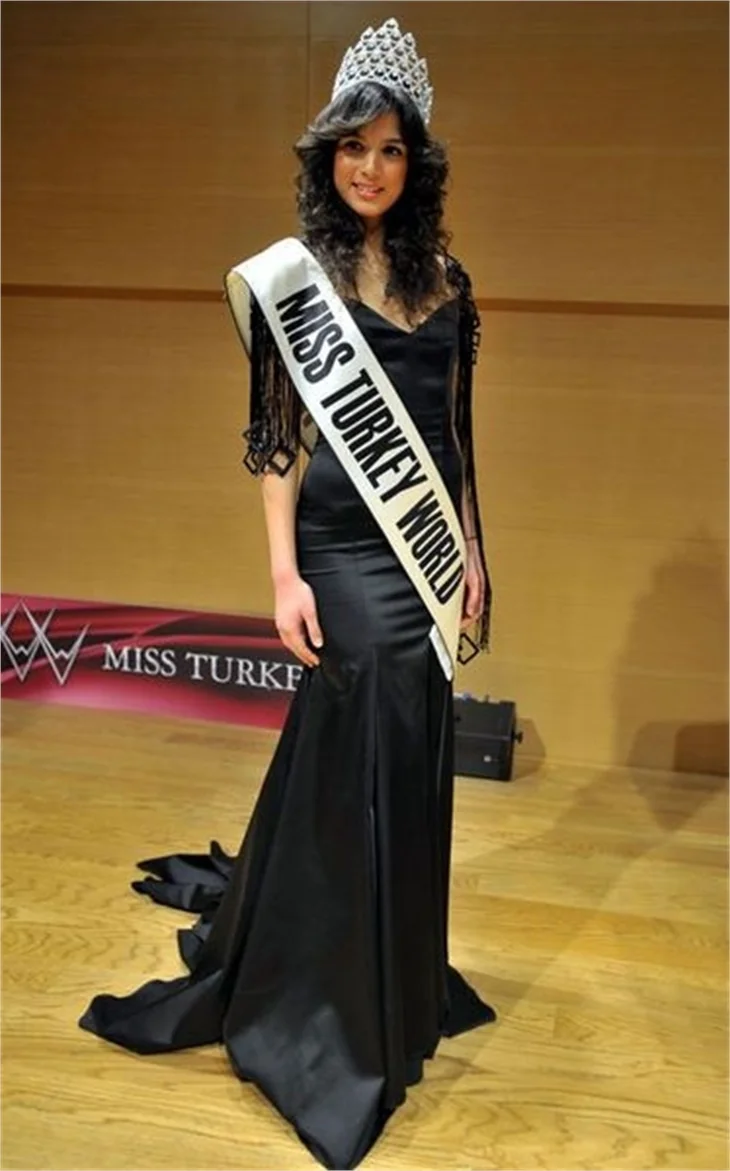 Türkiye Güzeli Gizem Memiç büyük beğeni topladı.