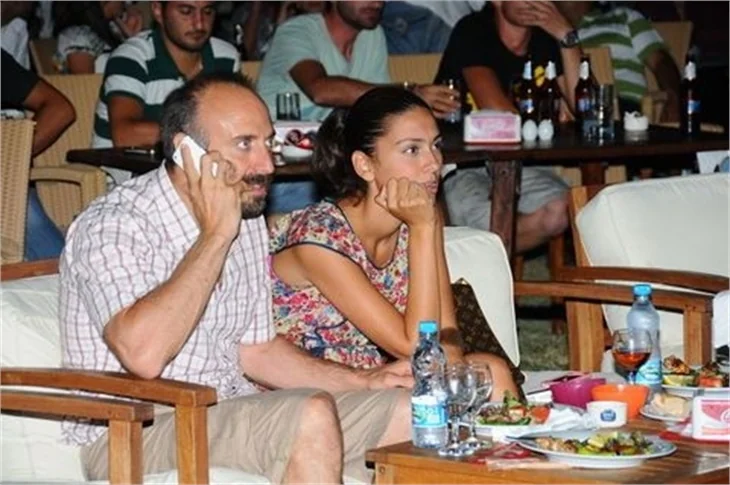 "Bitmeyen Şarkı" dizisi ekibi ilk bölümü birlikte izledi