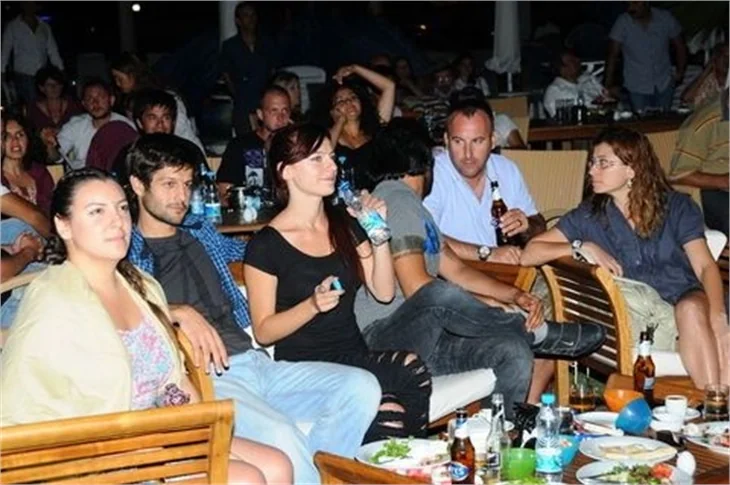"Bitmeyen Şarkı" dizisi ekibi ilk bölümü birlikte izledi