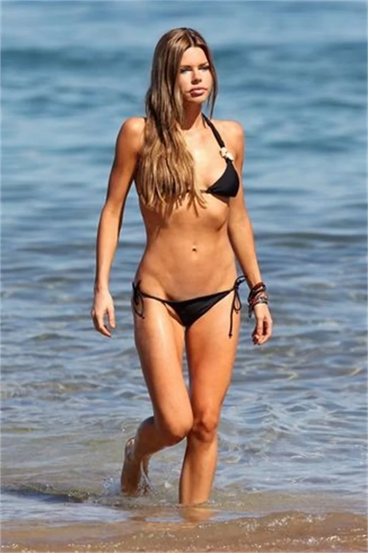 Sophie Monk güzelliği ile baş döndürüyor..