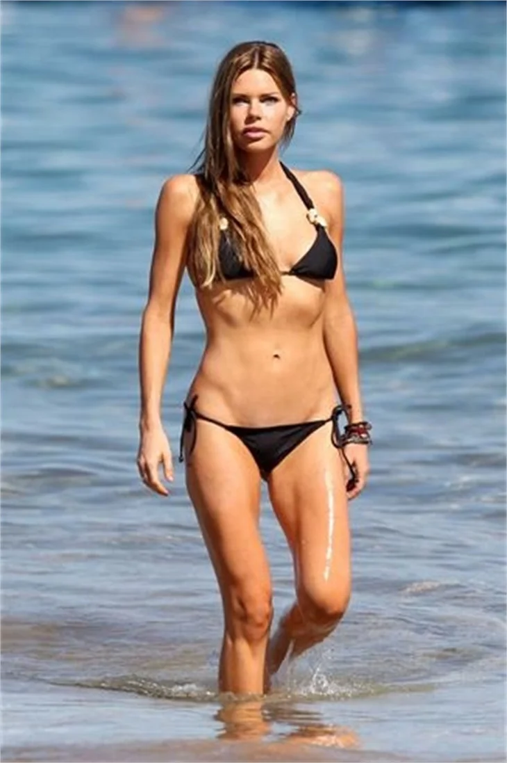 Sophie Monk güzelliği ile baş döndürüyor..