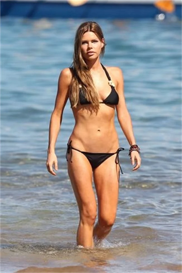 Sophie Monk güzelliği ile baş döndürüyor..