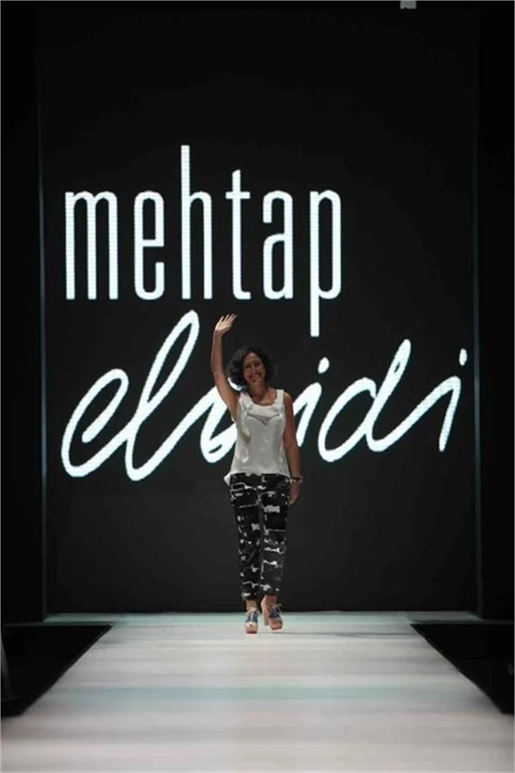 Mehtap Elaidi İFW'de şeffaf pantolon tanıttı!