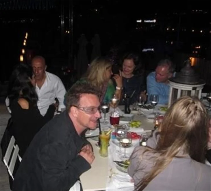 U2'ya Nuran Sultan'dan göbek şov..