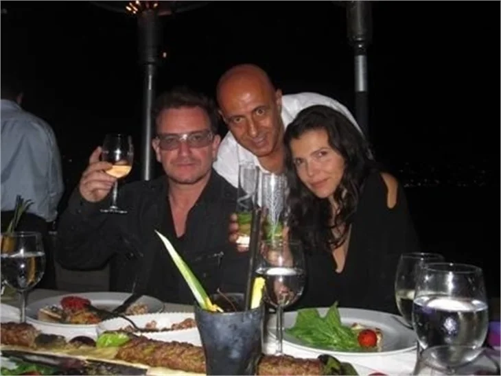 U2'ya Nuran Sultan'dan göbek şov..