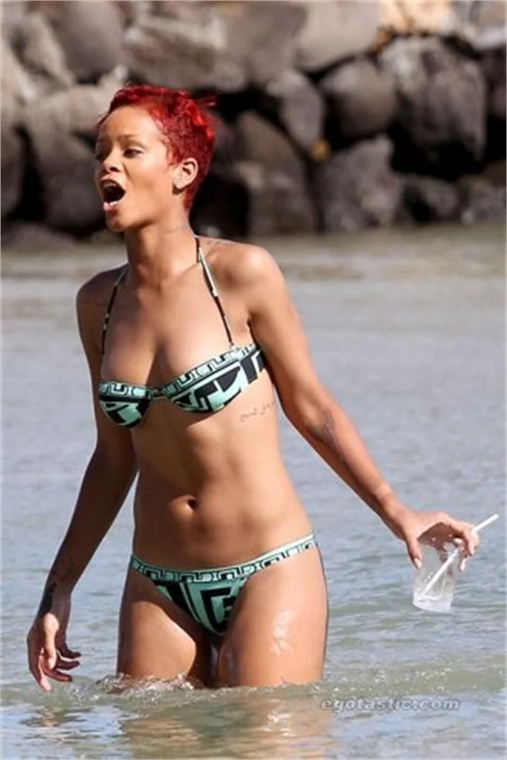 Rihanna Barbados'ta bikiniyle yakalandı!