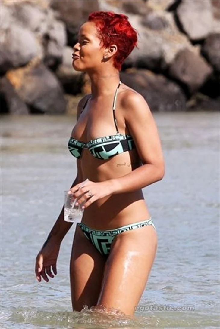 Rihanna Barbados'ta bikiniyle yakalandı!