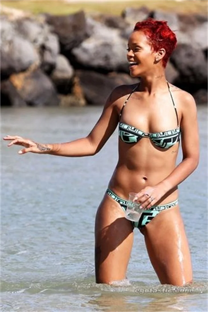 Rihanna Barbados'ta bikiniyle yakalandı!
