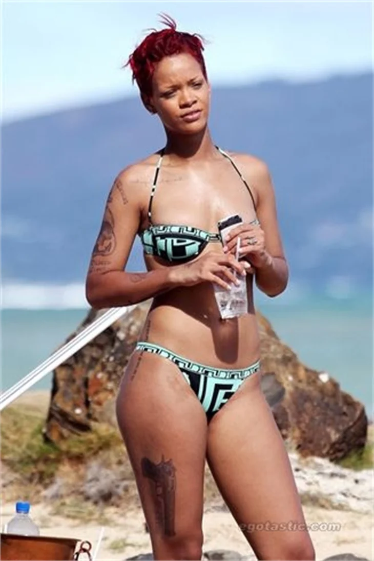 Rihanna Barbados'ta bikiniyle yakalandı!
